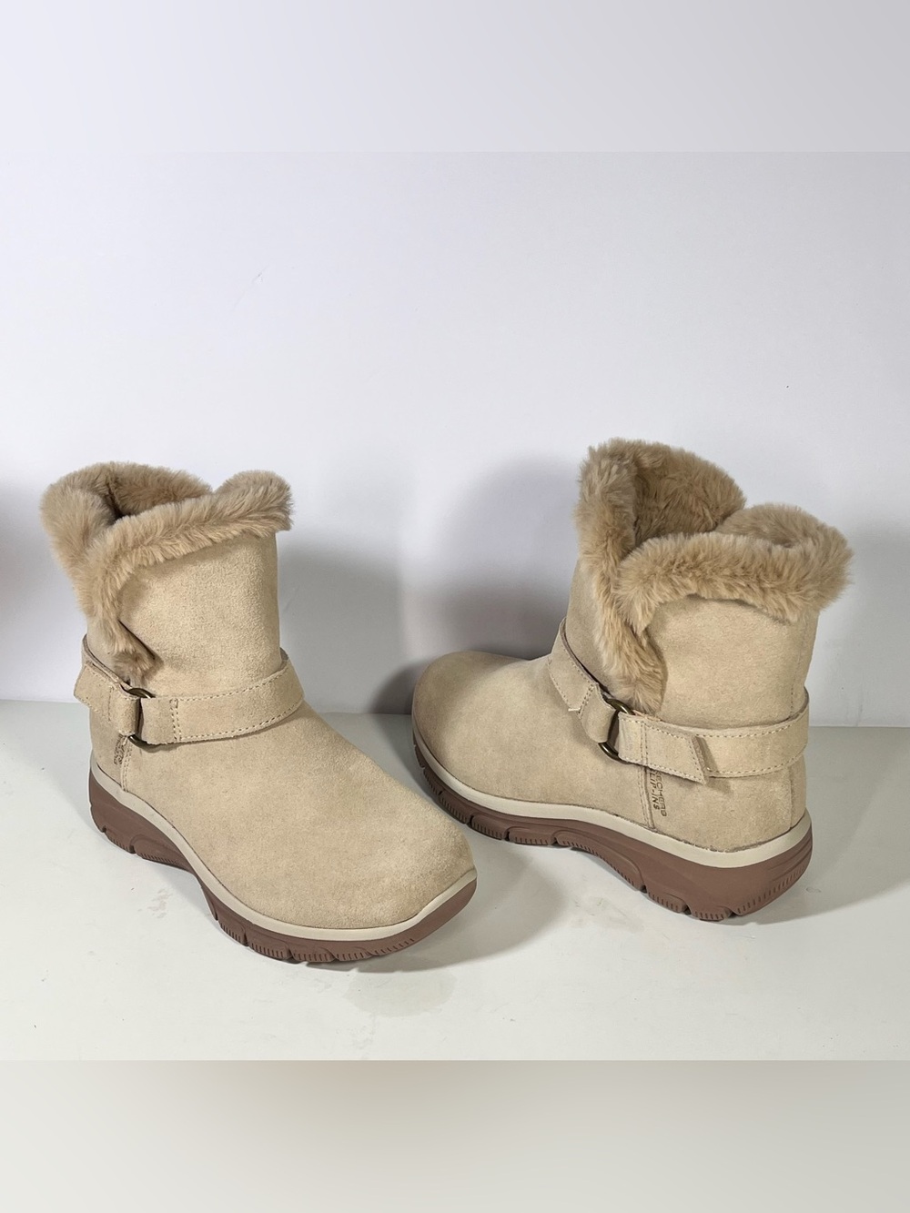 Skechers Dreamers Move Easy Going Slip-ins Relaxed Fit Winter Ankle Boots